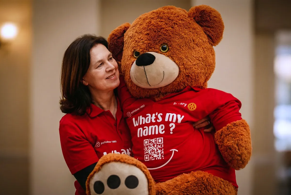END POLIO NOW Bär – Maskottchen des Rotary Distrikts 1880 mit rotem T-Shirt